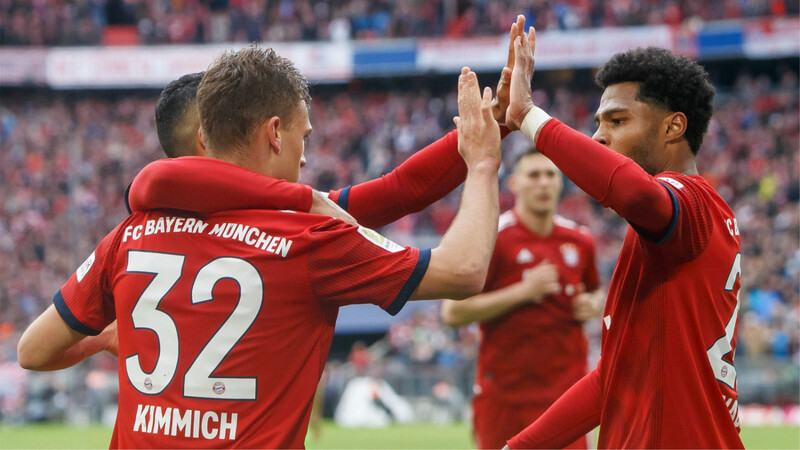 Grund zur Freude: Joshua Kimmich (Mi.), Serge Gnabry (re.). und der FC Bayern.