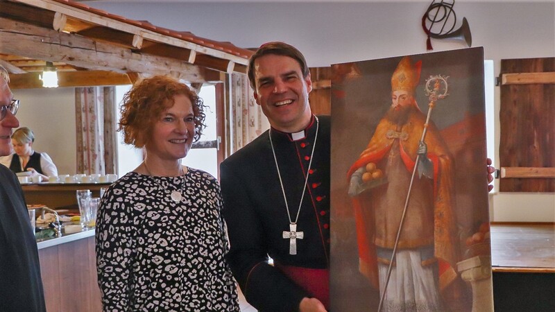 Bischof Oster erhielt als Erinnerung eine Fotografie auf Leinwand von dem Hochaltarbild des Heiligen Nikolaus.