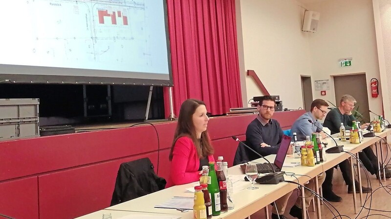 Vizebürgermeister Dominik Schindlbeck leitete die jüngste Gemeinderatssitzung. Bauingenieurin Sarah Schüller informierte über die solide Erschließung im Baugebiet Eltheim III.