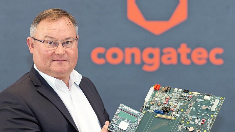 Thomas Schultze mit einem Computermodul der Congatec GmbH.