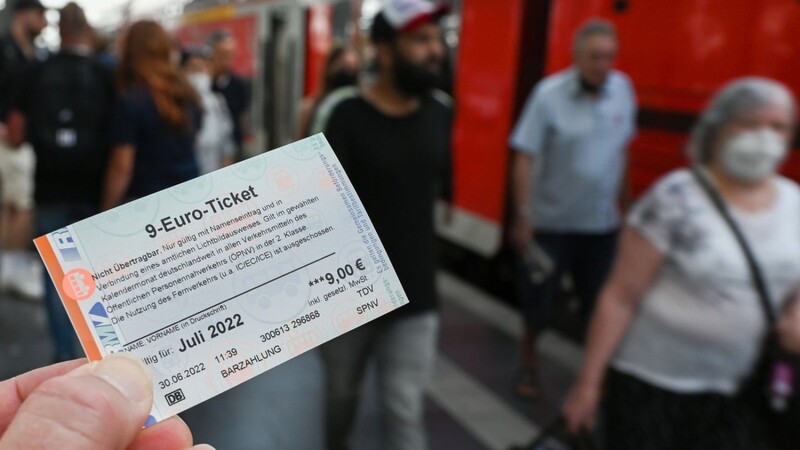 Das 9-Euro-Ticket hat nach Daten der Statistiker Menschen in die Bahn gelockt; es führt aber offenbar nicht zu weniger Reiseverkehr auf der Straße.