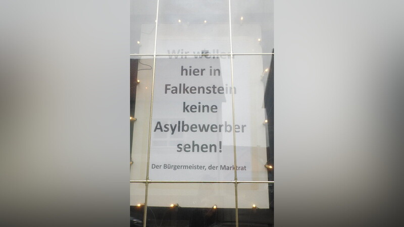 Auf dem Plakat neben dem Eingang zum Gasthof "Schröttinger Bräu" steht: "Wir wollen hier in Falkenstein keine Asylbewerber sehen! Der Bürgermeister, der Marktrat".
