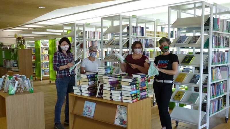 Das Bücherei-Team reinigt jedes Buch und alle anderen Medien gewissenhaft, bevor sie wieder in die regale einsortiert werden.