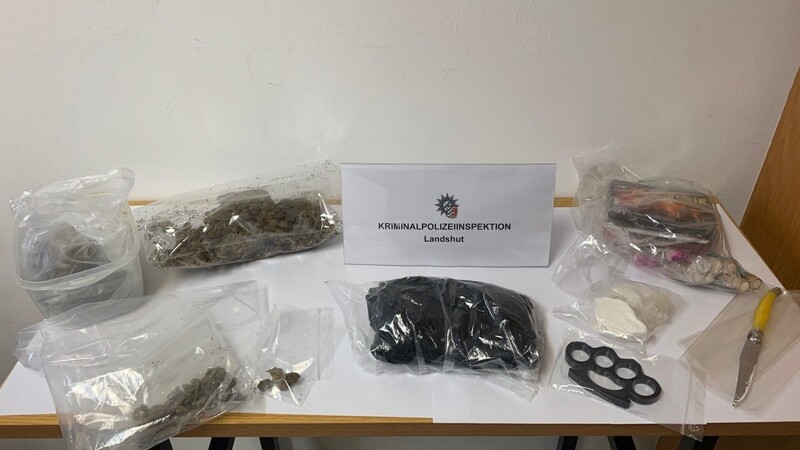 Die Polizei hat in einer Wohnung in Neustadt an der Donau unter anderem Drogen, Feuerwerkskörper und einen Schlagring beschlagnahmt.