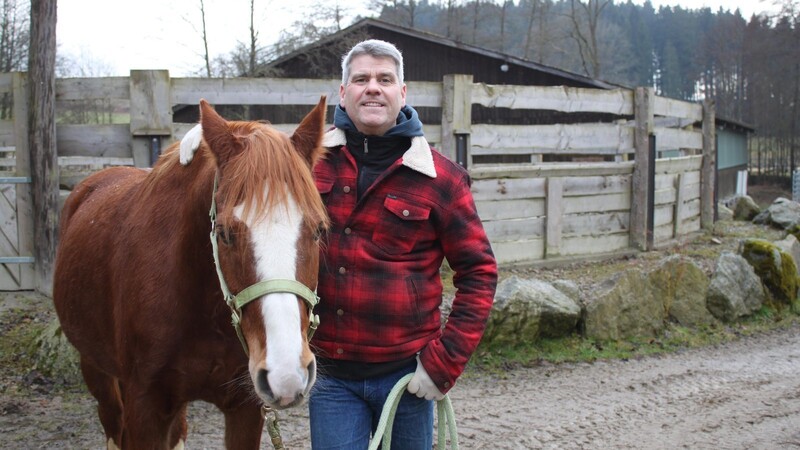 Am Samstag startet die neue, zehnte Staffel der Pferdeprofis mit Bernd Hackl beim Privatsender Vox. Gedreht wurde größtenteils auf der 7P-Ranch, wie der Horseman die Bruckmühl nennt.