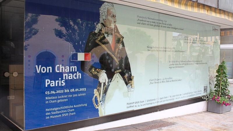 In den Schaufenstern der Stadt Cham ist sein berühmtester Sohn zu sehen.