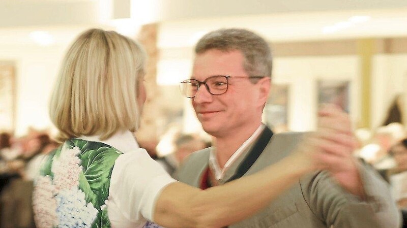Nicht nur Minister Bernd Sibler schwingt das Tanzbein.