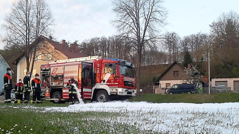 Mit dem Kombischaumrohr verwandelten die Feuerwehrleute eine Wiese neben dem Feuerwehrhaus in eine winterliche Landschaft.