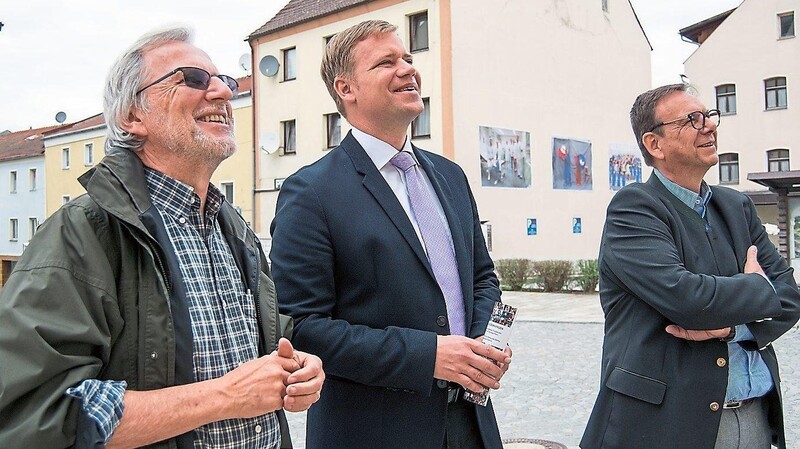 Im Mai 2019 war die Ausstellung Herbert Pöhnls (li.) in Viechtach zu sehen, hier mit Dr. Olaf Heinrich (Mitte) und Bürgermeister Franz Wittmann.