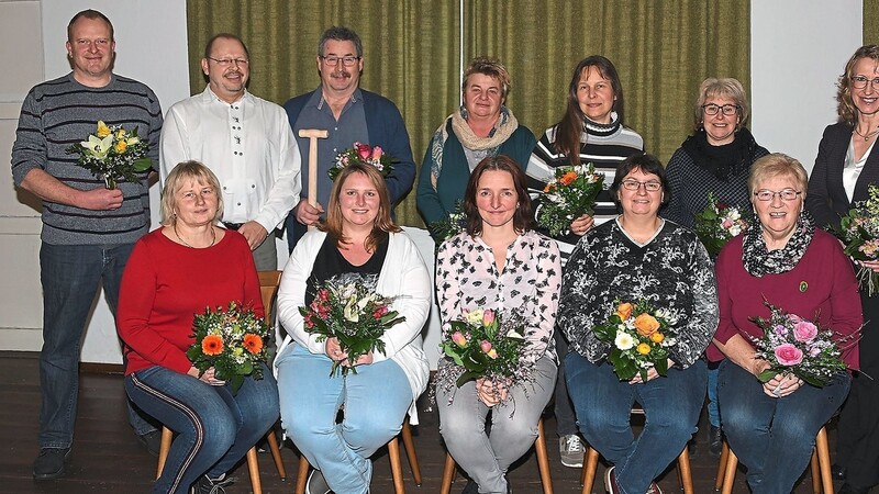 Die neugewählte Vorstandschaft des Obst- und Gartenbauvereins mit Bürgermeisterin Monika Maier (rechts).