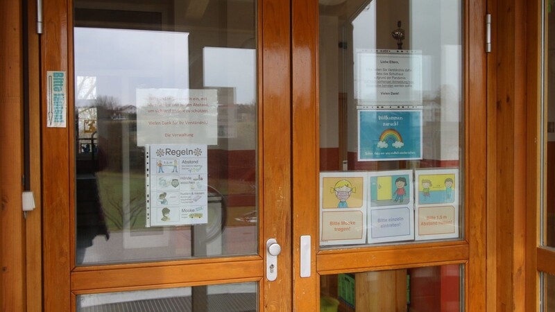 An der Eingangstüre der Grundschule Perkam hängen Hinweise zu den geltenden Corona-Regeln aus. Auch hier ist aber ab Mittwoch, 10. März, zu.