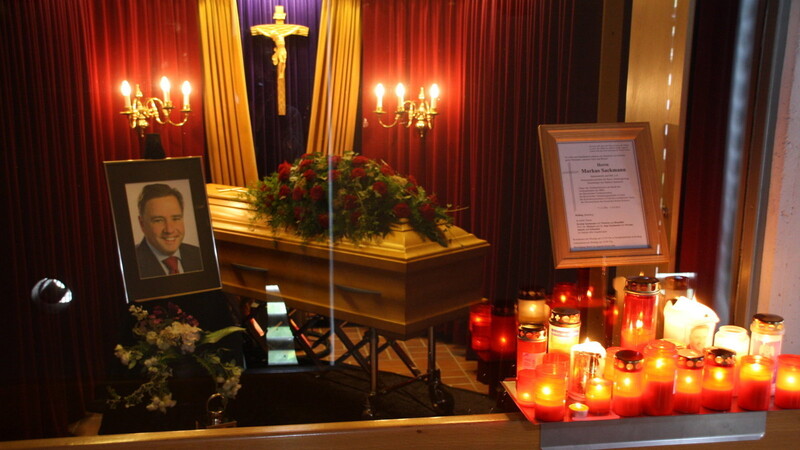 Wenn Worte fehlen: Viele Trauernde stellen Kerzen vor den Sarg des verstorbenen CSU-Politikers Markus Sackmann. (Foto: ker)