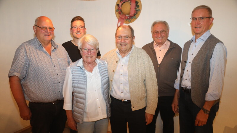 Geburtstagsgesellschaft: (v. l.) Hans Wegmann, Michael Andruet, Ehepaar Pauline und Dr. Heinz Görblich, Sebastian Huber und Franz Piller.