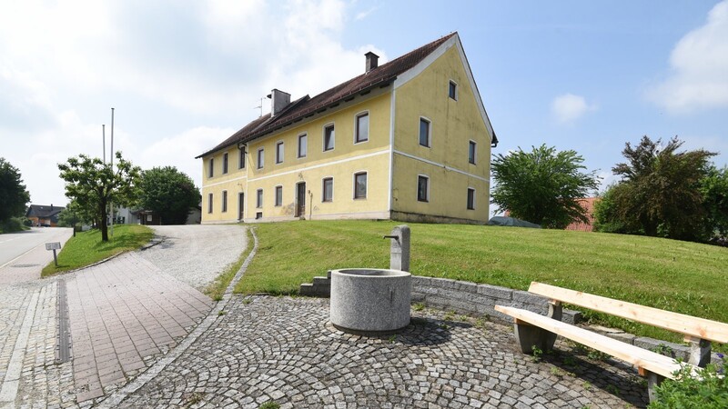 Für die Sanierung und den Umbau des ehemaligen Schulhauses in Hinterskirchen wurden im Zuge der jüngsten Sitzung des Gemeinderates Aufträge vergeben.