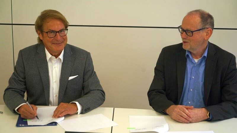 Bei der Vertragsunterzeichnung: Hochschul-Präsident Professor Dr. Peter Sperber (l.) und Stifter Anton Fink.