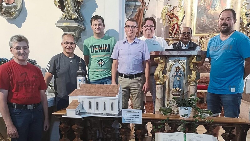 Die Kirchenverwaltungsmitglieder zusammen mit Pfarrer Joseph Kata (Zweiter von rechts), Kirchenpfleger Matthias Mühlbauer (rechts), Modellbauer Martin Bücherl (Zweiter von links) und Maler Gerhard Decker (Dritter von rechts).