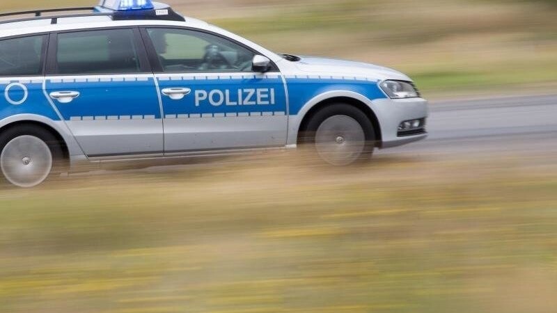 Die Polizei ist auf der Suche nach einem Geisterfahrer, der am Samstagabend auf der A92 bei Landshut unterwegs war. Ein Autofahrer habe dem Verkehrssünder nur knapp ausweichen können. (Symbolbild)