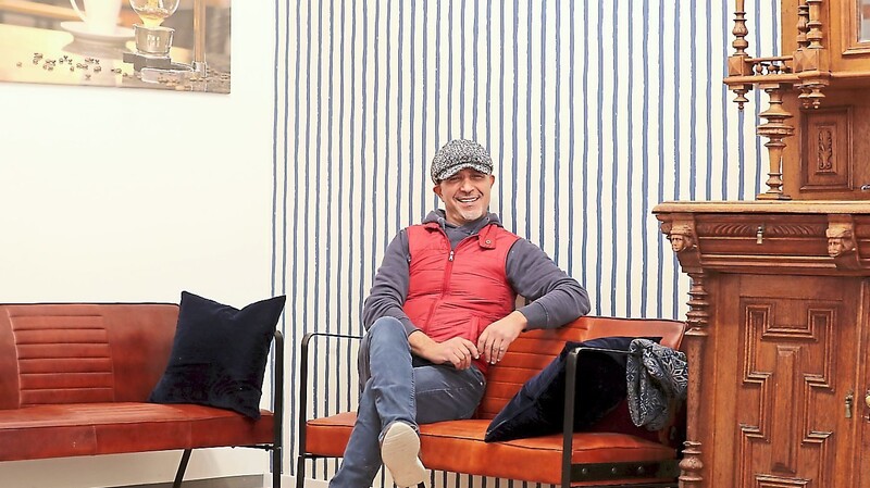 Abdel Belouali wartet noch auf Stühle. Sonst ist alles fertig in seinem stilvoll eingerichteten "Petit Café".