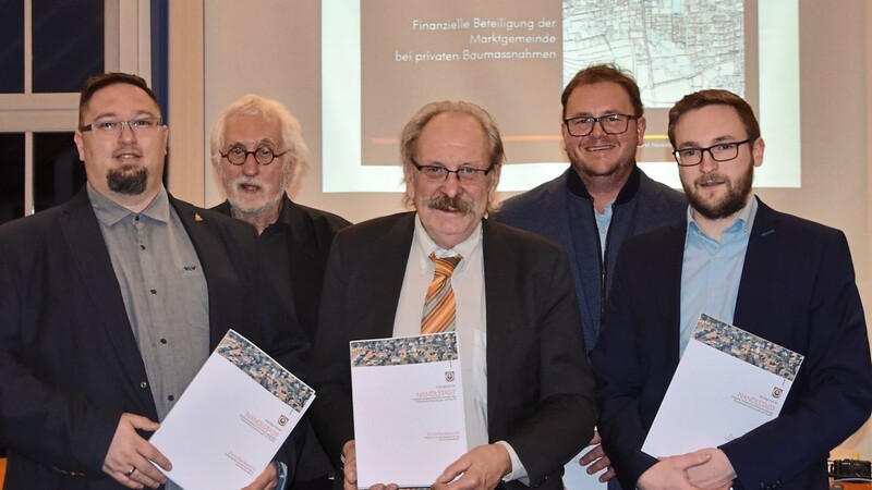 Bürgermeister Jakob Hartl (Mitte), die Markträte Rainer Klier (rechts), Jürgen Kronthaler (2. v. r.) und Markus Kurkowiak (links) präsentierten mit Stadtplaner Klaus Schulz den Zwischenbericht zum ISEK.