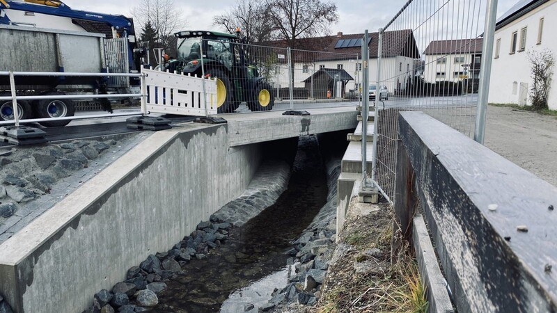 Der erste von zwei Brücken über den Osterbach auf der LA19 in Gündlkofen ist so weit fertig...