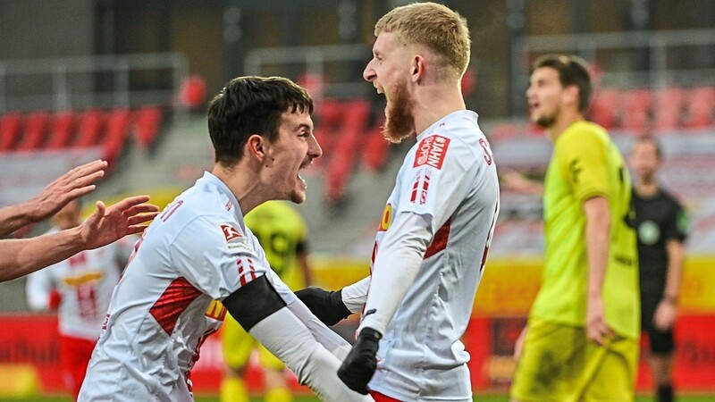 Ein Sieg, der besonders gut tut. Jan-Niklas Beste (r.) feiert mit Sebastian Stolze seinen Treffer zum 1:0 gegen Würzburg. Zittern müssen die Regensburger aber bis zum Schluss.