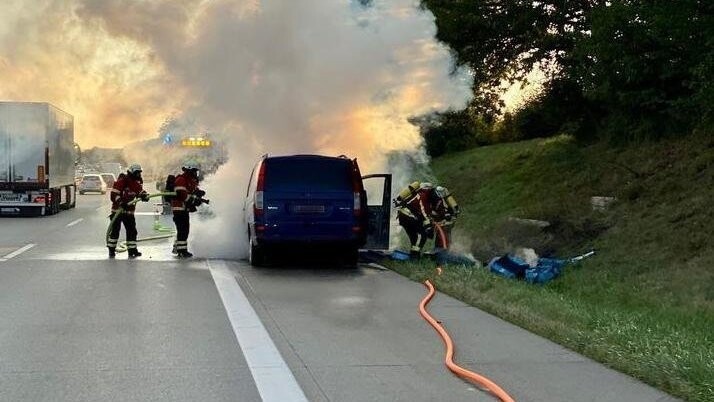 Am späten Mittwochnachmittag brannte auf der A92 Richtung München ein Kleintransporter.