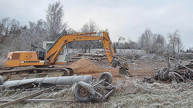 Die verschiedenen Schrott-, Müll- und Holzhaufen auf dem ehemaligen Hans-Greil-Anwesen.