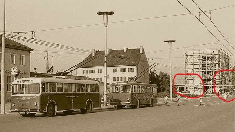 Ein Foto aus der Bauphase des Netzwerk-Hauses, etwa 1958. Von den beiden Bäumen (Bereich der roten Kreise) ist noch nichts zu sehen.