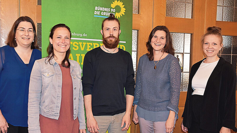 Der neue Vorstand der Grünen mit Wahlleiterin Bettina Hauser (links): Sarah Beck-Trojer (v. r.), Olivia Kreyling, Daniel Trojer und Sarah Pietruska.