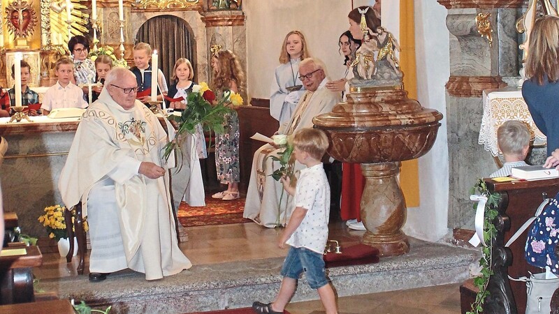 Beim Empfang übergaben Kinder in der Kirche Rosen mit guten Wünschen zum Jubiläum. ,