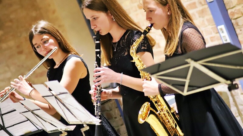 Theresa Hiergeist an der Querflöte, Anna Zeller an der Klarinette und Sophia Zeller mit dem Saxofon spielten "Quiet Love".
