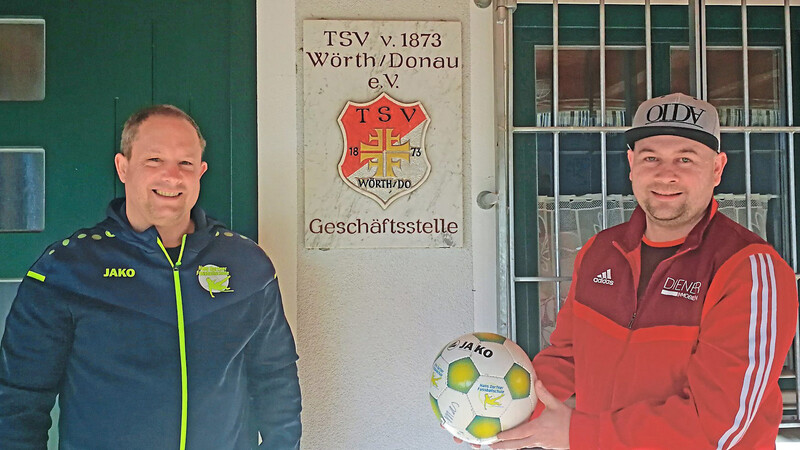 Stützpunktleiter Markus Schmautz (links) und Wörths Fußballabteilungsleiter Matthias Groß freuen sich auf den Pfingst-Kurs der Hans-Dorfner-Fußballschule in Wörth.
