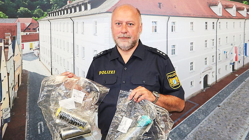 Stefan Scheibenzuber zeigt einige Farbdosen, die während der letzten Zeit an Tatorten gefunden wurden. Dass diese Überbleibsel des Vandalismus in die Hände der Polizei gelangen, stellt aber eher eine Ausnahme dar.