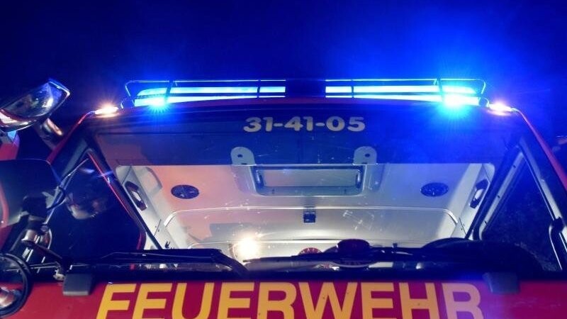 Kurz vor Mitternacht brannte am Dienstag ein Auto am Volksfestplatz in Hemau im Landkreis Regensburg. (Symbolbild)