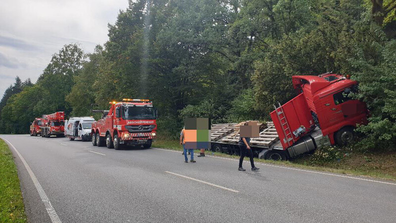 Auf der B15 bei Unterunsbach ist am Mittwochnachmittag ein Lastwagen von der Straße abgekommen.