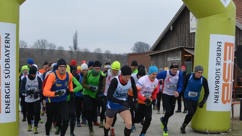 Der Lauf der Männer Langstrecke über 7 000 Meter ist der Höhepunkt beim Crosslauf der Arnstorfer LG. Bei der vierten Auflage 2019 führte Alex Sellner (vorne Mitte) von der LG Passau das Feld vom Start weg an und siegte in 26:58 Minuten.