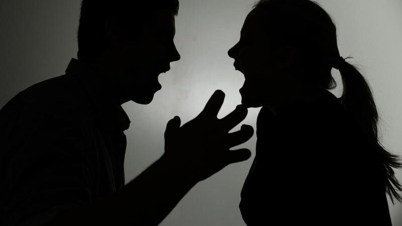 Ein Streit zwischen einem 25-Jährigen, seiner Ex-Freundin und ihrem neuen Freund ist in einer Landshuter Wohnung am Donnerstag eskaliert. (Symbolfoto)