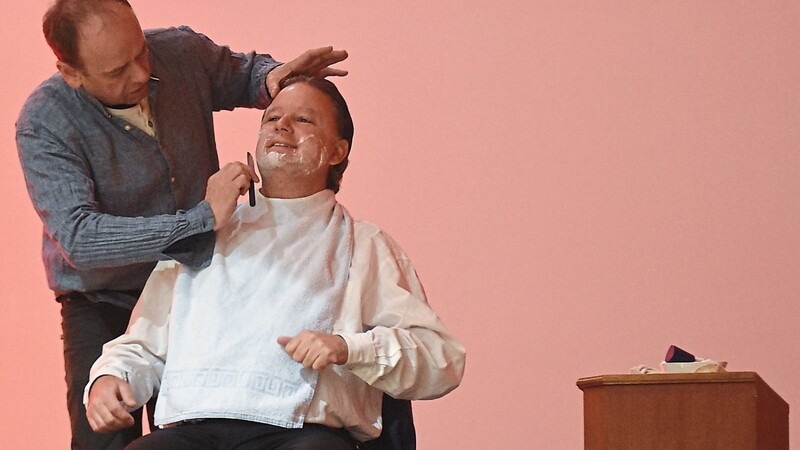 Jeden Tag rasiert Woyzeck (Stefan Hübl) seinen Hauptmann (Ulrich Zobel).