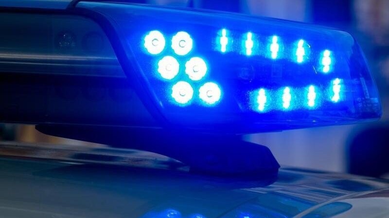 Ein Blaulicht der Polizei leuchtet auf. Foto: Klaus-Dietmar Gabbert/dpa/Symbolbild
