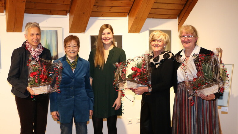 Die Künstlerinnen Dr. Helga Querfeld-Stier (2. v. l.), Lea Nager mit Laudatorin Gertraud Wagner und den beiden Organisatorinnen Hildegard Stolle (r.) und Brigitte Deus-Neumann (l.).