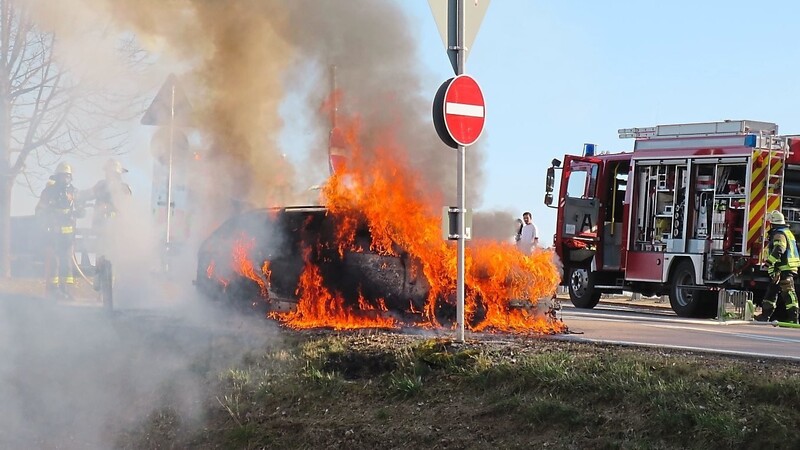 In kürzester Zeit war der Wagen in Flammen aufgegangen.  Fotos:
