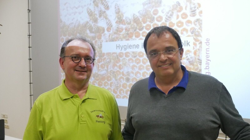 Vorbeugen ist besser als heilen, finden Bienensachverständiger Franz Britzl und Vorsitzender Rochus Gold vom Bienenzuchtverein Plattling.