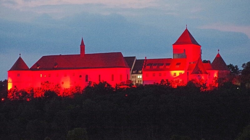 Die Zuschauer staunten nicht schlecht, als Claus Biedermann das Schloss in rotes Licht tauchte.