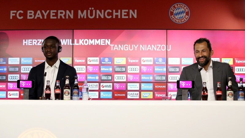 Bayerns Neuzugang Tanguy Nianzou bei seiner Vorstellung zusammen mit Neu-Vorstand Hasan Salihamidzic.