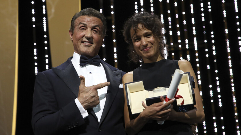 Schauspieler Sylvester Stallone überreicht der Regisseurin Mati Diop den Großen Preis der Jury für ihren Film "Atlantique".