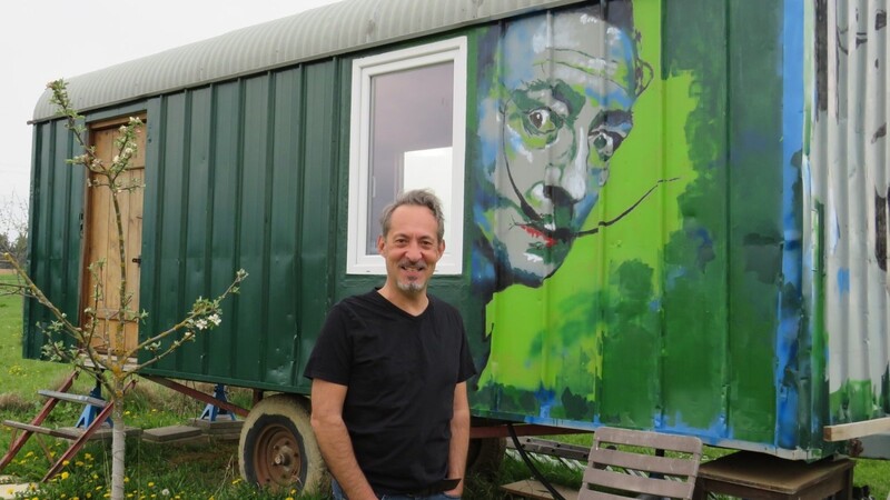 Auch an dem früherem Bauwagen hat sich Dominique Barreteau künstlerisch verausgabt. Im Hintergrund der von ihm gemalte spanische Künstler Salvator DalÍ, eins seiner Vorbilder.