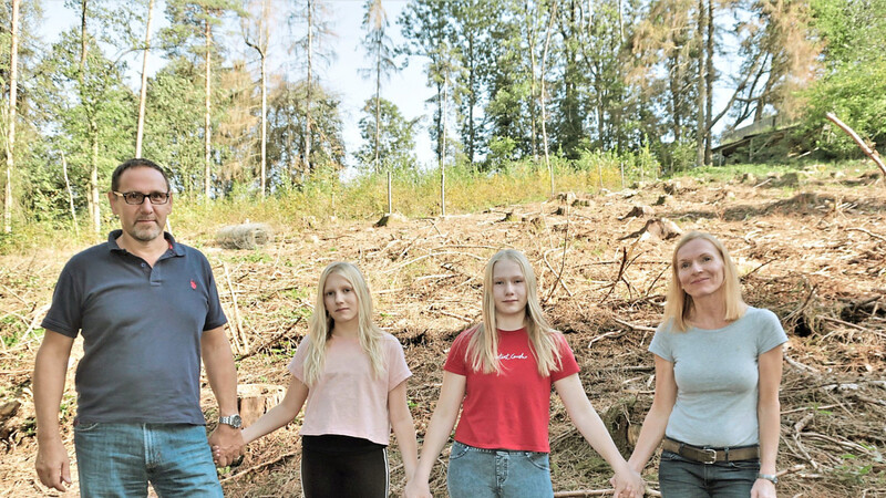 Wollen die Chance auf einen neuen Wald mit klimaresistenten Bäumen nutzen: Theodor und Ingrid Lösch mit ihren Kindern Isabella und Juliana.