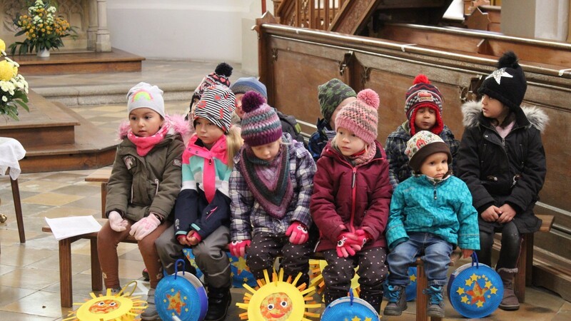 Die Kinder der gemeindlichen Kindertagesstätte Pfeffenhausen mit ihren Laternen.