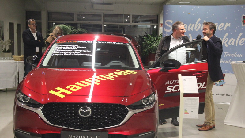 Stefan Schindlbeck (rechts) stellte bei der Auftaktveranstaltung für den Straubinger Adventskalender den diesjährigen Hauptpreis vor: einen 122 PS starken Mazda CX-30 Homura in der Farbe "Soul Red Crystal".