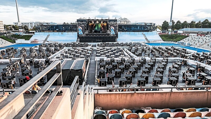 So wie vergangenes Jahr im Sparkassenpark in Mönchengladbach soll es diesen Sommer auch im Chamer Stadion aussehen: viele Strandkörbe und eine große Bühne.